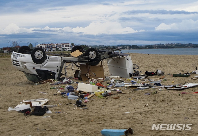 【할키디키(그리스)=AP/뉴시스】 11일(현지시간) 그리스 북부 할키디키의 한 해변에 흰색 차량이 뼈만 앙상하게 남긴 채 뒤집혀있다. 이날 할키디키에는 갑작스러운 강풍이 불며 6명이 사망하고 35명이 부상을 입었다. 2019.07.11.