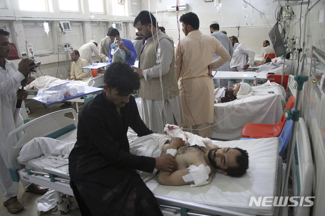 【카불=AP/뉴시스】12일(현지시간) 아프가니스탄 카불 동쪽 낭가르하르주 외곽에서 자살폭탄 공격으로 부상한 한 남성이 병원에서 치료받고 있다. 전날 낭가르하르주에서 열린 한 결혼식장에서 13세 아이가 자살폭탄테러를 일으켜 5명이 숨지고 11명이 다쳤다고 경찰 관계자가 밝혔다. 2019.07.12. 