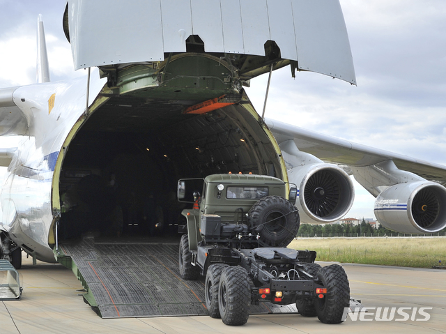 【앙카라=AP/뉴시스】 12일(현지시간) 터키의 수도 앙카라 인근의 뮈르테드 공군기지에 S-400 요소를 실은 러시아 화물기가 도착했다. 사진은 화물기에서 S-400 부품을 하역하는 모습. 2019.07.15.