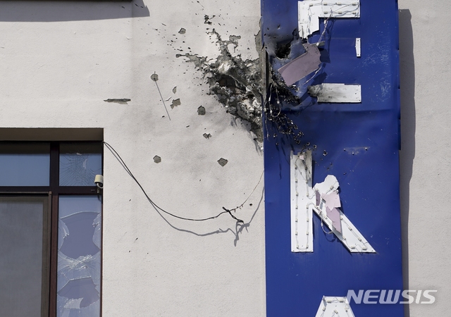 【키예프(우크라이나)=AP/뉴시스】13일 우크라이나의 수도 키예프에 있는 '우크라이나 112' 방송국에 로켓추진 수류탄이 폭발해 건물이 파손됐다. 2019.07.13