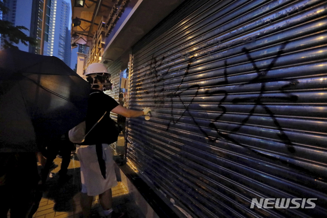 【홍콩=AP/뉴시스】13일(현지시간) 홍콩 시위대 수천명은 이날 중국 본토 선전과 가까운 셩수이 지역에서 중국 본토와 거래하는 보따리 상인들에 반대하는 시위를 벌였다. 2019.07.14