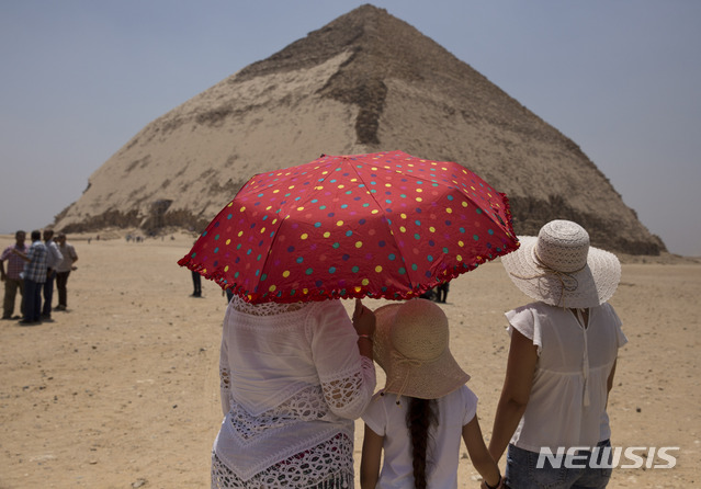【다슈르=AP/뉴시스】13일(현지시간) 이집트 다슈르에서 열린 벤트 피라미드 개장 행사에서 참석자들이 피라미드를 바라보고 있다. 2019.07.14.