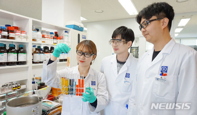 【서울=뉴시스】종근당 효종연구소 연구원들이 신규 원료 합성 중 분리 정제 실험을 하고 있다