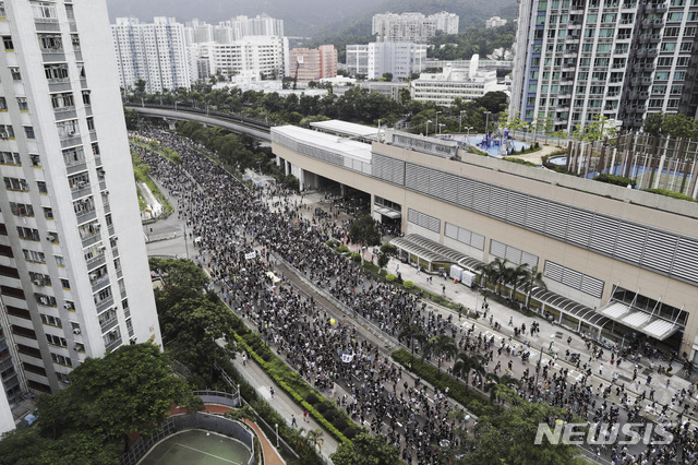 【홍콩=AP/뉴시스】14일 홍콩 사틴 지역에서 '범죄인 인도 법안'(송환법안) 반대 시위가 열리고 있다. 주최측 추산 11만5000명이 이날 행진에 참여했다.  