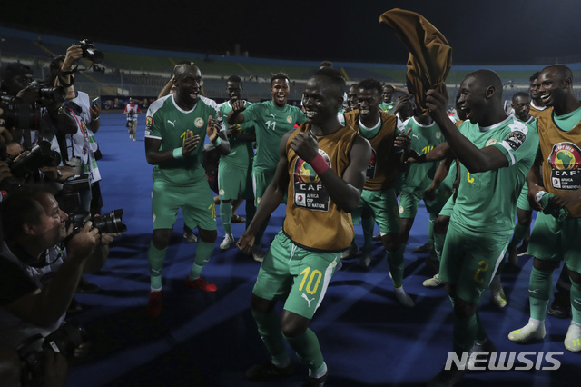 【카이로(이집트)=AP/뉴시스】세네갈이 15일(한국시간) 이집트 카이로에서 열린 튀니지와의 2019 아프리카 네이션스컵 준결승에서 1-0으로 승리했다. 잉글랜드 프리미어리그(EPL) 리버풀에서 뛰고 있는 사디오 마네(가운데)가 춤으로 승리의 기쁨을 표현하고 있다.