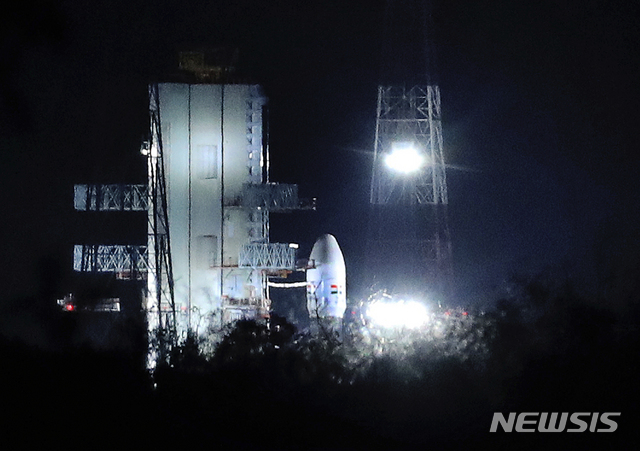 인도의 달 착륙 우주선 찬드라야안2호가 15일 새벽 발사대에 고정돼 발사를 기다리고 있다    AP