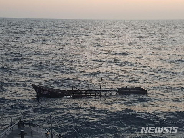 【서울=뉴시스】합동참모본부는 15일 "지난 13일 토요일 하루에만 3척의 북한 무인 목선이 동해상으로 떠내려 와 군이 관계기관과 협조해 관련 절차에 따라 조치했다"고 밝혔다.  사진은 지난 13일 오전 1시18분께 동해 북방한계선(NLL) 북방 1㎞, 동해 연안 8.7㎞ 해상에서 발견된 무인 목선. 목선은 1시간 정도 지나 NLL을 통과했고, 해군 고속정 2척이 출동해 확인한 결과 무인 선박으로 확인됐다. 이 선박은 발견 당시 70% 정도 물에 잠겨 있었으며, 대공혐의점은 없는 것으로 파악돼 군은 유관기관에 보고하고, 관련 절차에 따라 현장에서 파괴했다. 2019.07.15. (사진=합참 제공)  photo@newsis.com