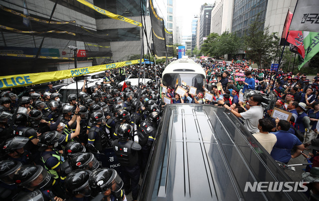 【서울=뉴시스】김진아 기자 = 15일 오후 서울 여의도 더불어민주당사 앞에서 '노동개악 저지·노동기본권 쟁취·비정규직 철폐·재벌개혁·노동탄압 분쇄·최저임금 1만 원 폐기규탄 민주노총 결의대회'를 마친 김명환 민주노총 위원장과 참가자들이 더불어민주당 당대표 면담 요구하고 있다. 2019.07.15.  bluesoda@newsis.com