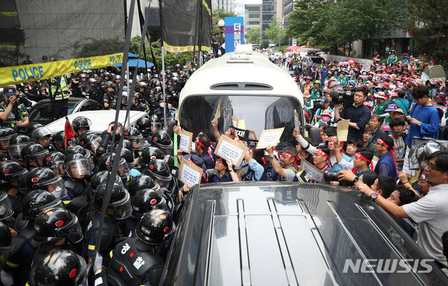 【서울=뉴시스】김진아 기자 = 15일 오후 서울 여의도 더불어민주당사 앞에서 '노동개악 저지·노동기본권 쟁취·비정규직 철폐·재벌개혁·노동탄압 분쇄·최저임금 1만 원 폐기규탄 민주노총 결의대회'를 마친 김명환 민주노총 위원장과 참가자들이 더불어민주당 당대표 면담 요구하고 있다. 2019.07.15.  bluesoda@newsis.com