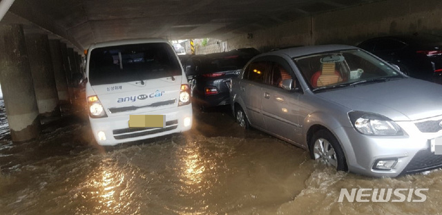 【대전=뉴시스】함형서 기자 =15일 오후 2시께 대전 동구 지역에 폭우가 내리면서 대동천이 불어났다.이 폭우로 인해 대동천이 범람해 소제교, 철갑교 등 하상 주차장에 주차된 차량 65대가 침수됐다. 2019.07.15(사진=대전동구청 제공)photo@newsis.com
