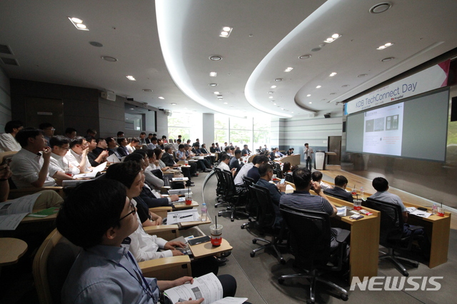 【서울=뉴시스】산업은행은 16일 서울 여의도 본점에서 중견기업과 벤처기업을 대상으로 '전략적 투자 및 인수합병(M&A) 활성화를 위한 KDB 테크커넥트 데이(TechConnect Day)'를 열었다고 밝혔다. (사진=산업은행 제공) photo@newsis.com