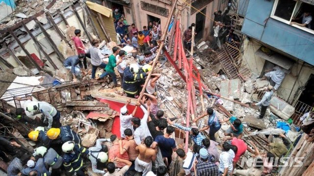 【서울=뉴시스】인도 뭄바이에서 16일 4층 건물이 무너져 최소 50명이 무너진 건물더미 아래 매몰된 것으로 추정되고 있다. 뭄바이의 건물 붕괴 현장에서 시민들이 구조작업을 펼치고 있다. <사진 출처 : 인디아 투데이> 2019.7.16