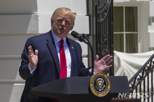 【워싱턴=AP/뉴시스】도널드 트럼프 미국 대통령이 15일(현지시간) 백악관 사우스론에서 열린 '미국산 제품 전시회'에 참석해 연설하고 있다. 2019.07.16.