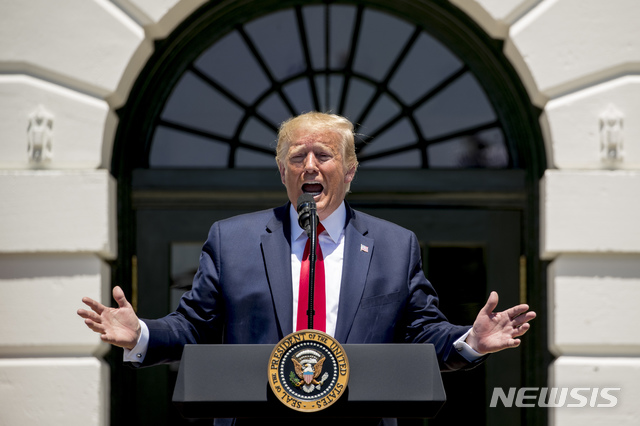 【워싱턴=AP/뉴시스】도널드 트럼프 미국 대통령이 15일(현지시간) 백악관 사우스론에서 열린 미국산 제품 연례전시회에서 연설을 하고 있다. 2019.07.16.