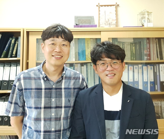 김종복(왼쪽) 교수와 고동욱 박사과정 학생 (사진=금오공대 제공)