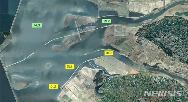【전주=뉴시스】윤난슬 기자 = 전북녹색연합이 수질을 측정한 새만금호의 내부개발 모습 및 수질조사 지점.