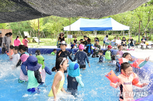 【서울=뉴시스】 서대문구 어린이들, 동네 공원에서 물놀이 즐긴다. 2019.07.17. (사진=서대문구 제공)