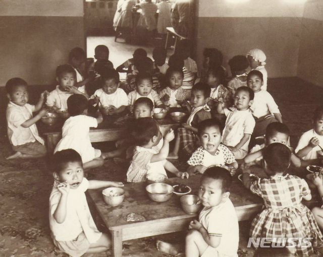 1963년 예수부활대축일에 완공된 성심보육원. 3, 4세부터 6세까지의 아이들이 부모로부터 격리돼 생활했다.