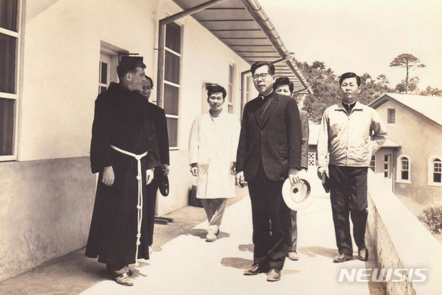 1974년 김수환(가운데) 추기경 방문