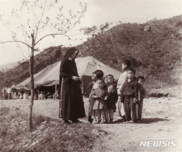 천막성당 시절의 수녀와 어린이들