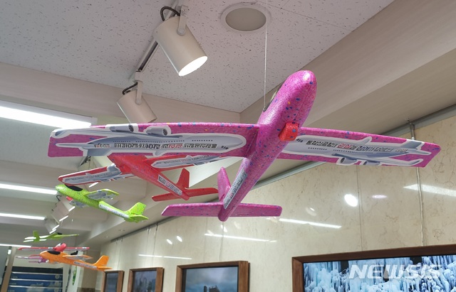  【의성=뉴시스】 김진호 기자 = 의성군청 청사 현관에 '통합신공항 유치'를 기원하는 모형 비행비 수십대가 설치돼 있다. 2019.07.18 kjh9326@newsis.com