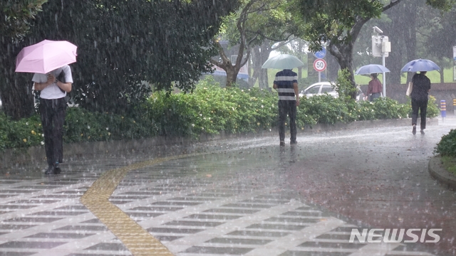 【제주=뉴시스】강경태 기자 = 제주시 연동 신제주로터리 인근에서 출근길에 비가 쏟아지자 우산을 쓴 시민들이 발길을 재촉하고 있다. (뉴시스DB) ktk2807@newsis.com
