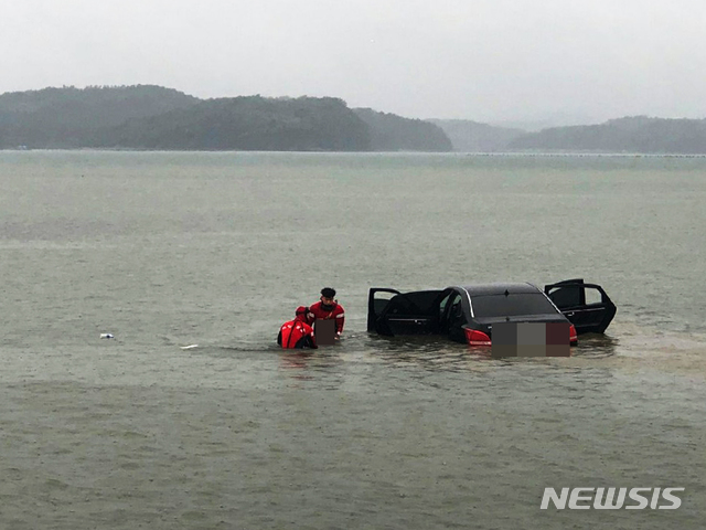 사천서 승용차 바다에 추락 50대 운전자 사망