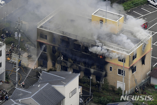 【교토=AP/뉴시스】18일 화재가 발생한 일본 교토에 있는 유명 애니메이션 회사 제1스튜디오 건물에서 검은 연기가 피어오르고 있다. 이날 화재로 지금까지 1명이 숨지고 최소 38명이 부상당했다. 2019.07.18 
