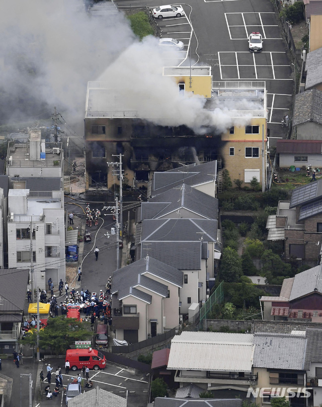 【교토=AP/뉴시스】 지난 18일 화재가 발생한 일본 교토에 있는 유명 애니메이션 회사 제1스튜디오 건물에서 검은 연기가 피어오르고 있다. 이날 화재로 지금까지 1명이 숨지고 최소 38명이 부상당했다. 2019.07.18