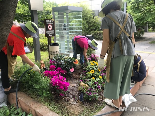  시민들이 여수동에 꽃을 심어 정원을 조성 중이다. (사진제공=성남시)