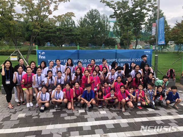  2019광주세계선수권 대회 갈라쇼에 참여하는 대한민국 아티스틱 스위밍 코치, 상비군, 클럽 선수들.