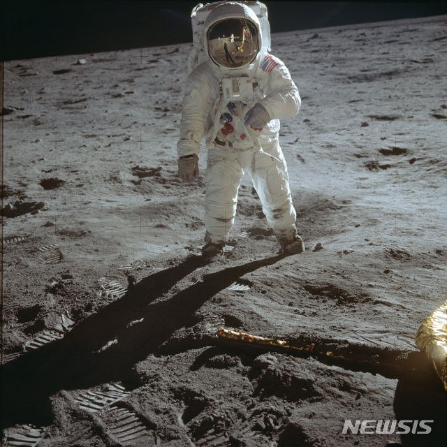 [AP/뉴시스]1969년 7월20일 나사가 공개한 사진 가운데 달 착륙선 조종사인 우주비행사 버즈 올드린이 아폴로 11호의 우주선 밖 활동 중 달 착륙선 '이글'의 다리 근처에서 달 표면을 걷고 있다.