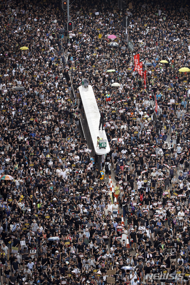 21일 수십 만 홍콩 시민들이 7번째 주말 시위에 나섰다   AP