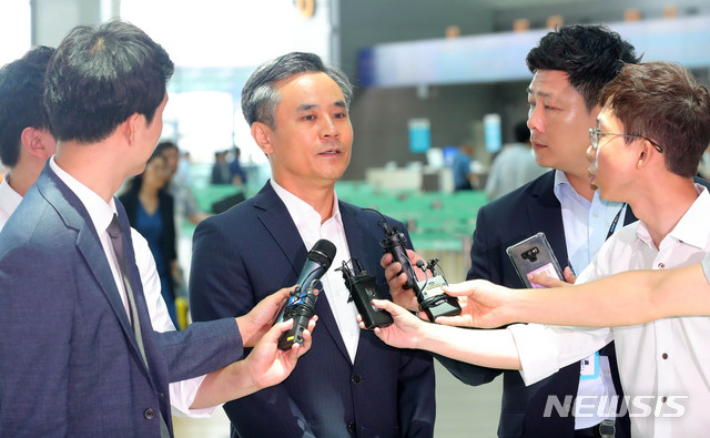 【인천공항=뉴시스】배훈식 기자 = 김승호 산업통상자원부 신통상질서전략실장이 22일 오후 스위스 제나바 WTO 일반이사회 참석차 인천국제공항을 통해 출국하며 취재진의 질문에 답하고 있다. 김 실장은 이번 이사회에서 일본의 수출 규제조치가 WTO 규범에 맞지 않는 부당한 조치임을 알릴 예정이다. 2019.07.22.  dahora83@newsis.com