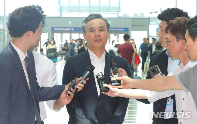 【인천공항=뉴시스】배훈식 기자 = 김승호 산업통상자원부 신통상질서전략실장이 22일 오후 스위스 제나바 WTO 일반이사회 참석차 인천국제공항을 통해 출국하며 취재진의 질문에 답하고 있다. 김 실장은 이번 이사회에서 일본의 수출 규제조치가 WTO 규범에 맞지 않는 부당한 조치임을 알릴 예정이다. 2019.07.22.  dahora83@newsis.com