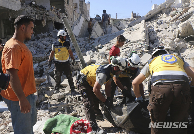 시리아 민간구조대 화이트 헬멧 제공 사진으로, 22일 정부군 폭격과 러시아 공습을 당한 이들립주 마레트 알누만 시 모습   AP