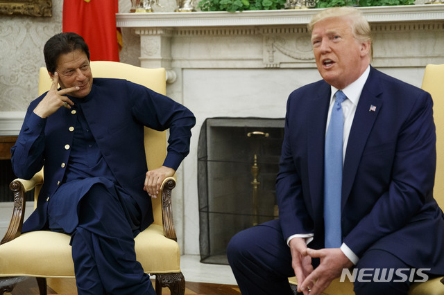【워싱턴=AP/뉴시스】 도널드 트럼프 미국 대통령이 22일(현지시간) 미국 워싱턴 백악관에서 임란 칸 파키스탄 총리와 나란히 앉아있다. 그는 이날 회담에 들어가기 전 취재진과 만나 "최근 북한과 매우 긍적적인 서신을 주고 받았다"고 밝혔다. 2019.7.23.