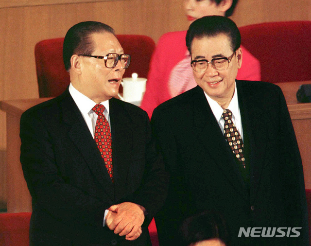 【베이징=AP/뉴시스】1989년 중국의 톈안먼 민주화 운동 당시 계엄령을 발포하고 시위대 진압을 지휘한 리펑(李鵬) 전 중국 총리가 22일(현지시간) 노환으로 별세했다. 향년 91세.사진은 1998년 3월 14일 리펑(오른쪽) 당시 중국 총리가 베이징에서 열린 중국인민정치협상회의 폐막식 도중 장쩌민 중국 주석과 얘기하는 모습. 2019.07.23.