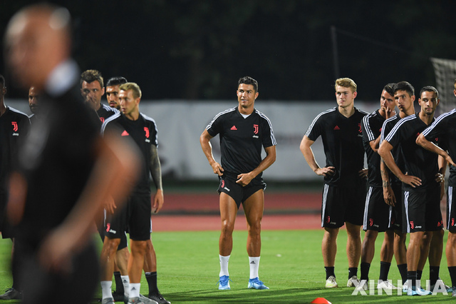 (190723) -- NANJING, July 23, 2019 (Xinhua) -- Cristiano Ronaldo (C) of Juventus attends a training session ahead of the International Champions Cup football match between Inter Milan and Juventus in Nanjing, eastern China&#039;s Jiangsu Province on July 23, 2019. The match will kick off in Nanjing on July 24, 2019. (Xinhua/Li Bo)