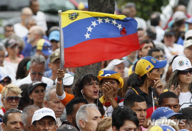 【카라카스= AP/뉴시스】정전 사태로 다소 줄어든 23일 베네수엘라의 반정부 시위대  