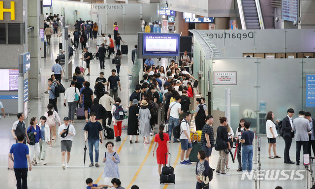 【인천공항=뉴시스】김진아 기자 = 24일 인천국제공항 출국장이 휴가철을 맞아 해외로 떠나는 여행객들로 붐비고 있다. 2019.07.24.  bluesoda@newsis.com