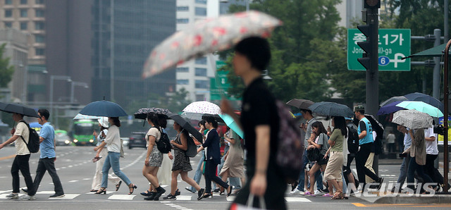 【서울=뉴시스】추상철 기자 =비가 내린 24일 오후 서울 중구 세종대로에서 우산을 쓴 시민들이 발걸음을 재촉하고 있다. 2019.07.24.  scchoo@newsis.com