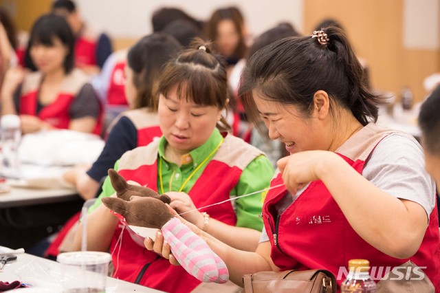 【서울=뉴시스】26일 롯데월드 샤롯데 봉사단이 서울 송파구 롯데월드 웰빙센터 로티로리 강의장에서 저소득층 산모에게 선물할 신생아 애착인형을 정성스럽게 만들고 있다. 애착인형은 유아기에 접어든 아이들과의 애착관계 형성을 유도해 아동의 불안해소와 정서 안정에 도움을 주는 인형이다. 이번 행사는 소외계층 산모들에게 육아물품과 산모교육을 지원하는 롯데지주 CSV ‘mom(맘)편한 예비맘프로젝트’의 일환으로 진행됐다. 2019.07.26. (사진=롯데월드 제공) photo@newsis.com 이 사진은 기사와 직접적인 관련 없음.