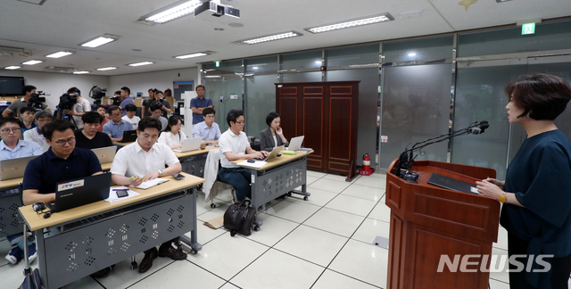 【전주=뉴시스】 김얼 기자= 26일 전북 전주시 전라북도교육청 브리핑룸에서 정옥희 전북교육청 대변인이 교육부의 상산고등학교 자율형사립고 지정 취소 부동의 결정에 대한 입장을 밝히고 있다. 2019.07.26pmkeul@newsis.com