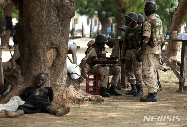[마이두구리( 나이지리아)= AP/뉴시스] 나이지리아 군대와 이들에게 잡힌 보코 하람 전투원(왼쪽).  나이지리아 정부는 올해 5월의 10여일 동안의 소탕작전에서 북동부 지역의 보코하람 대원 38명이 숨젔다고 발표했다.   