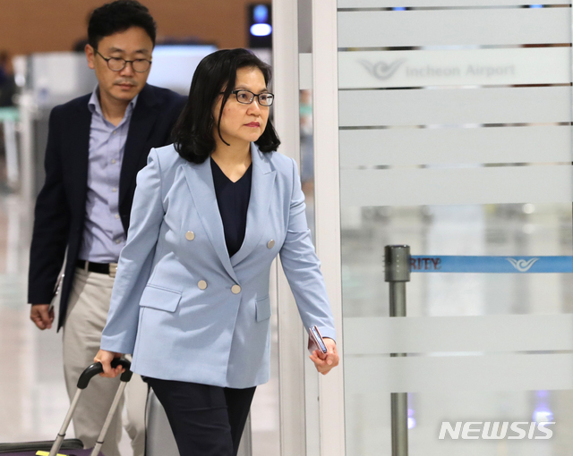 【인천공항=뉴시스】 전진환 기자 = 일본 수출규제 조치의 부당성을 설명하기 위해 미국을 방문했던 유명희 산업통상자원부 통상교섭본부장이 27일 새벽 인천공항을 통해 귀국하고 있다. 2019.07.27.  amin2@newsis.com