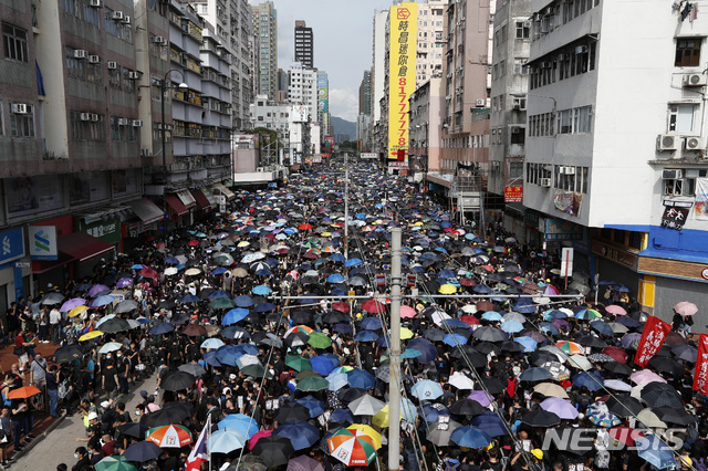 【홍콩=AP/뉴시스】홍콩 시민 수만명이 27일 홍콩 위안랑 지하철역 인근지역에서 백색테러 규탄 시위를 벌이고 있다. 2019.07.27.