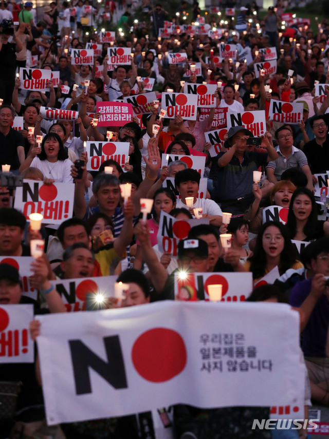 【서울=뉴시스】홍효식 기자 = 27일 오후 서울 종로구 광화문광장에서 열린 아베 규탄 2차 촛불문화제에서 참석자들이 경제침략 중단, 평화방해 규탄, 친일적폐 청산, 한일군사정보보호협정 폐기를 촉구하며 촛불을 들고 구호를 외치고 있다. 2019.07.27.  yesphoto@newsis.com