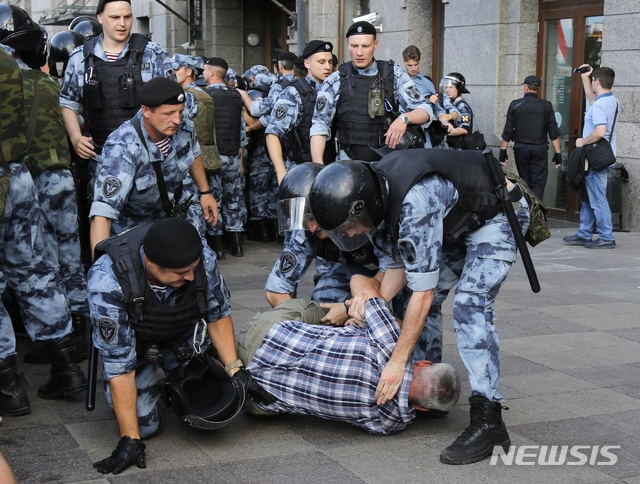 【모스크바=AP/뉴시스】27일 러시아 모스크바에서 공정선거를 촉구하는 시위가 열린 가운데, 경찰이 시위에 참석한 남성 1명을 체포하고 있다. 2019.07.28.