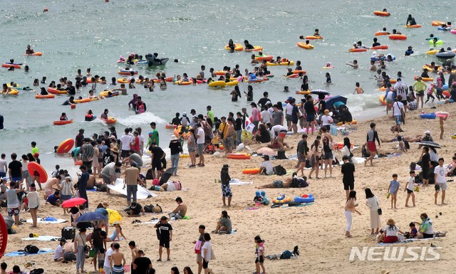 【부산=뉴시스】 하경민 기자 = 본격적인 휴가철에 접어든 28일 오후 부산 해운대해수욕장을 찾은 피서객들이 물놀이를 즐기고 있다. 2019.07.28. yulnetphoto@newsis.com